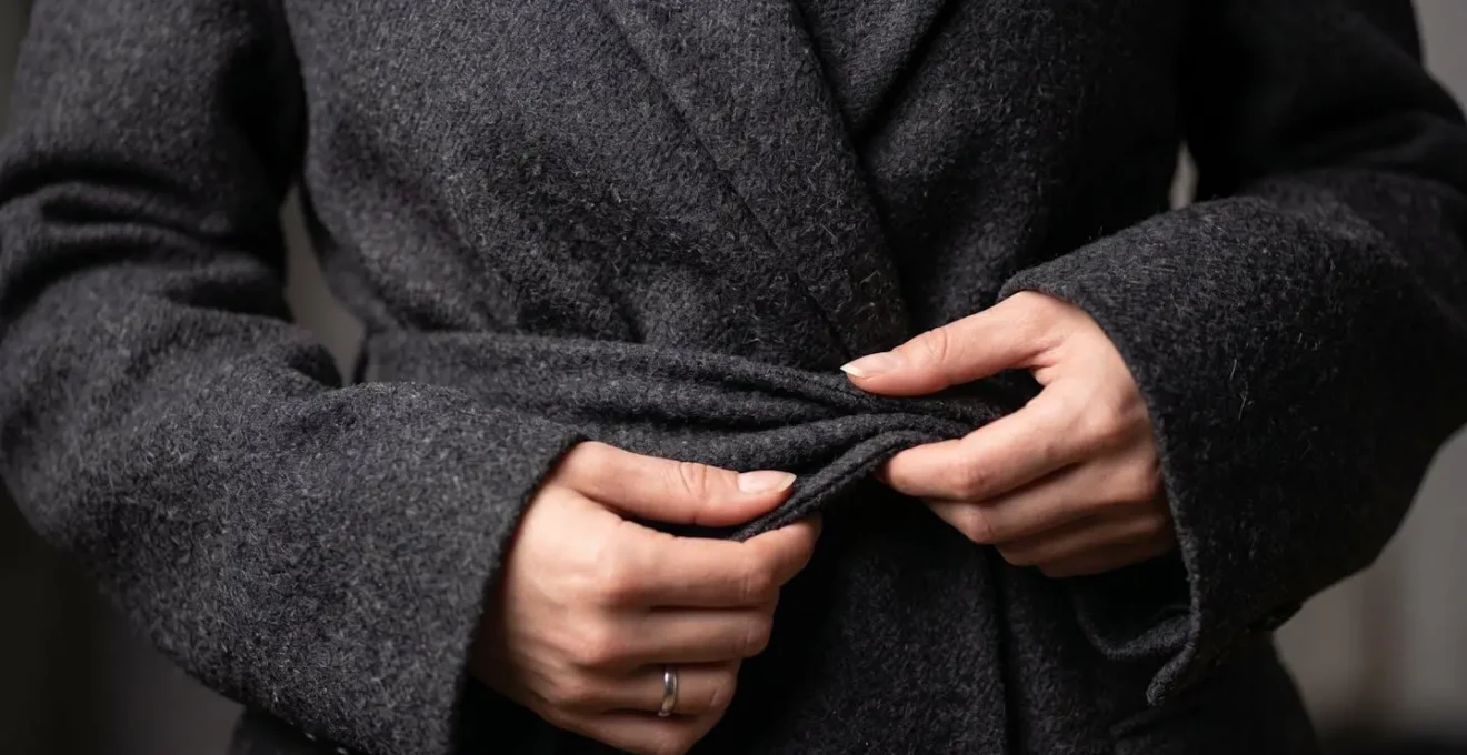 Démonstration des techniques de ceinturage invisible sur blazer oversize