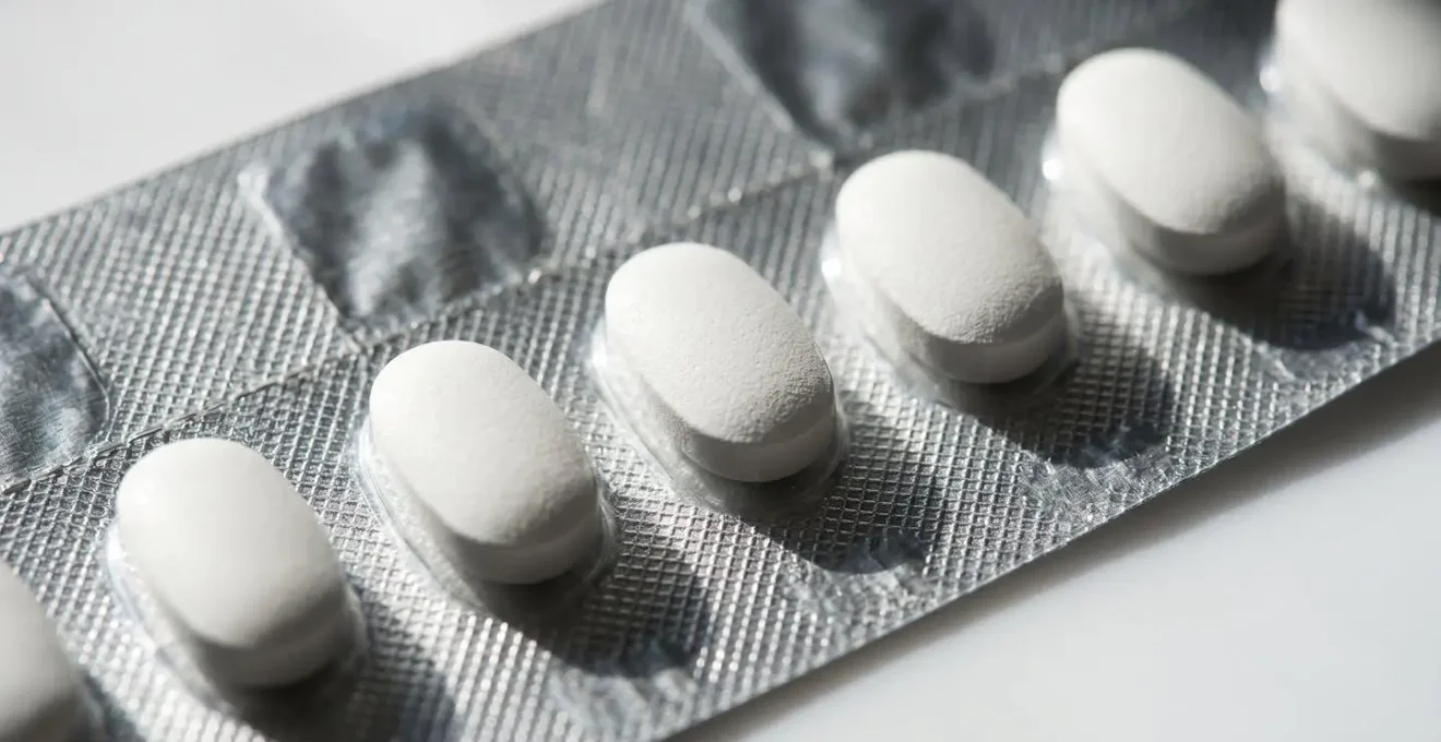 Vue macro d'une plaquette de médicaments avec mise en évidence subtile de la périodicité de prise