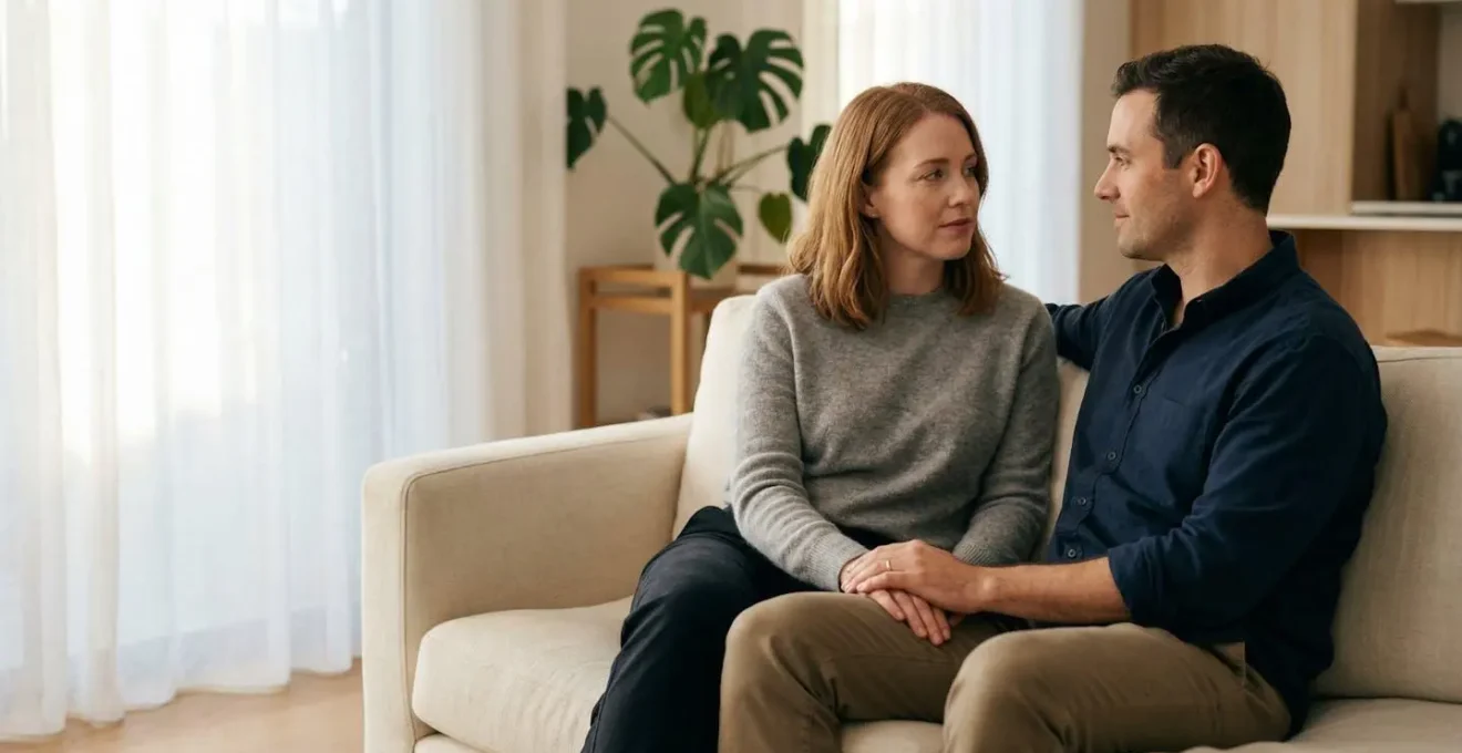 Couple en conversation intime dans un environnement apaisant, illustrant la communication bienveillante sur la sexualité