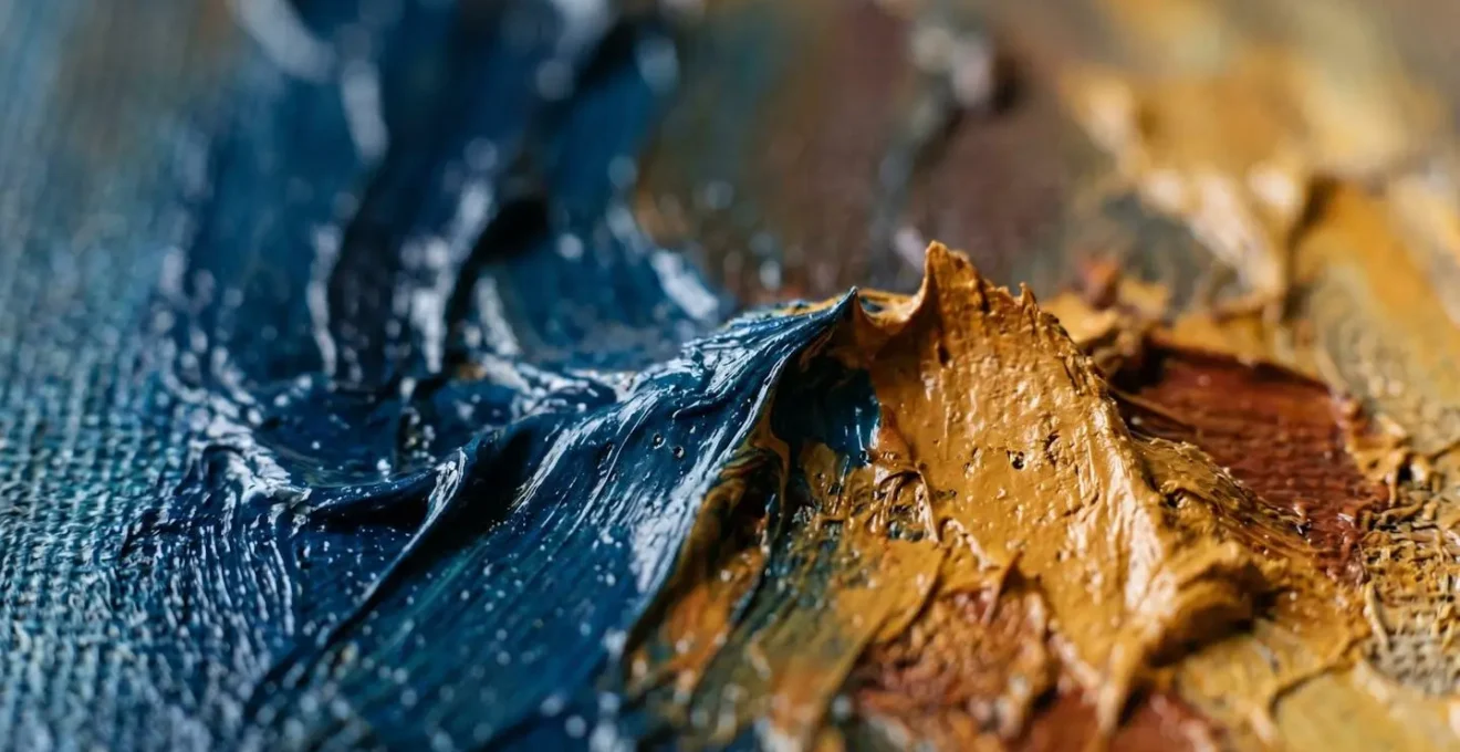 Détail en macro d'une texture de peinture à l'huile montrant les reliefs et empâtements