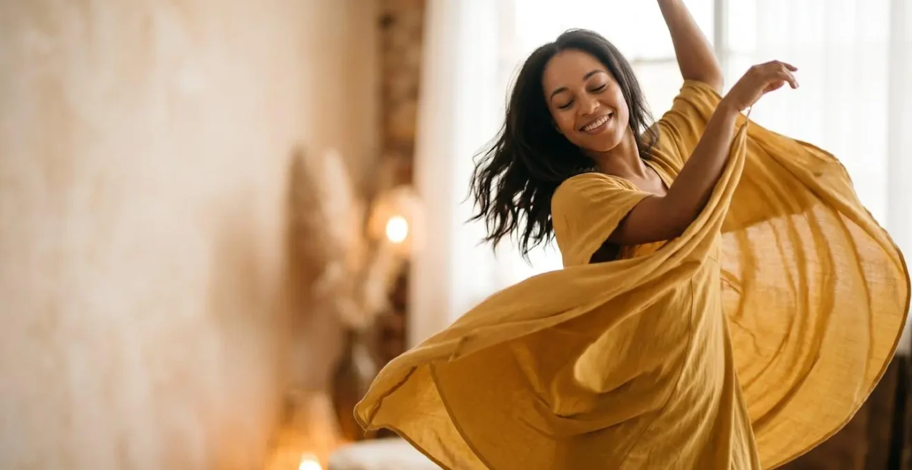 Silhouette d'une femme en mouvement fluide, les yeux fermés, exprimant la connexion intérieure avec son corps