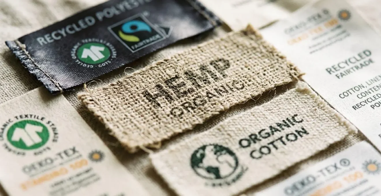 Gros plan sur des étiquettes de vêtements montrant différents labels de certification écologique