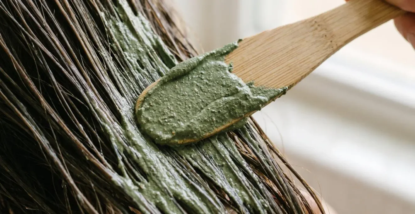 Application d'un masque d'argile verte sur cheveux pour clarification
