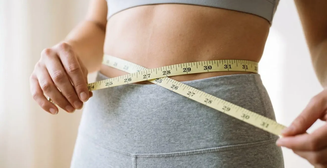 Démonstration de la technique de mesure du tour de taille avec repères anatomiques
