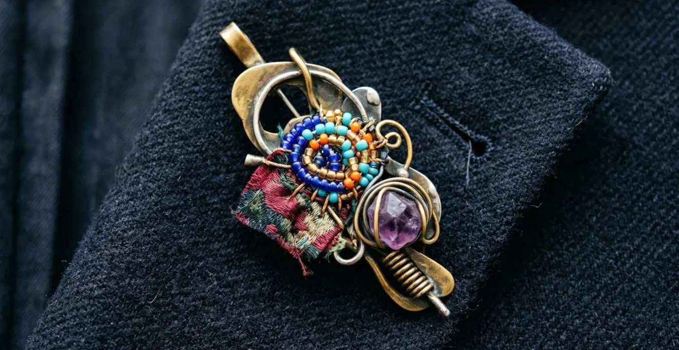 Détail macro d'une broche artistique colorée sur un blazer sombre