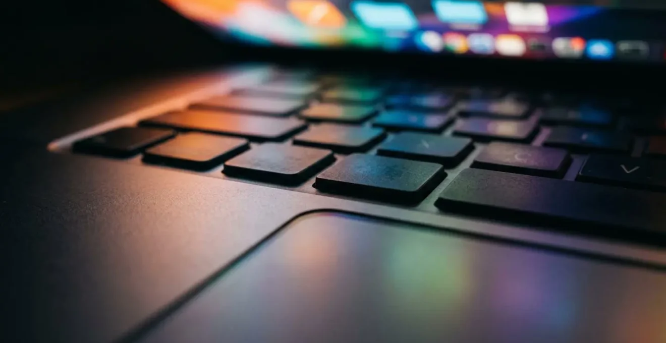 Vue macro d'une interface de classement numérique sur écran d'ordinateur portable