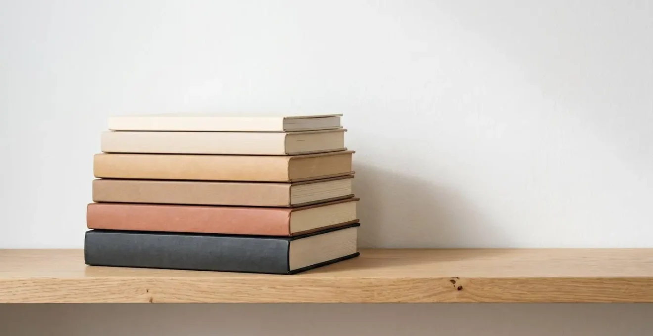 Pile de livres arrangés du plus simple au plus complexe avec jeu de lumière