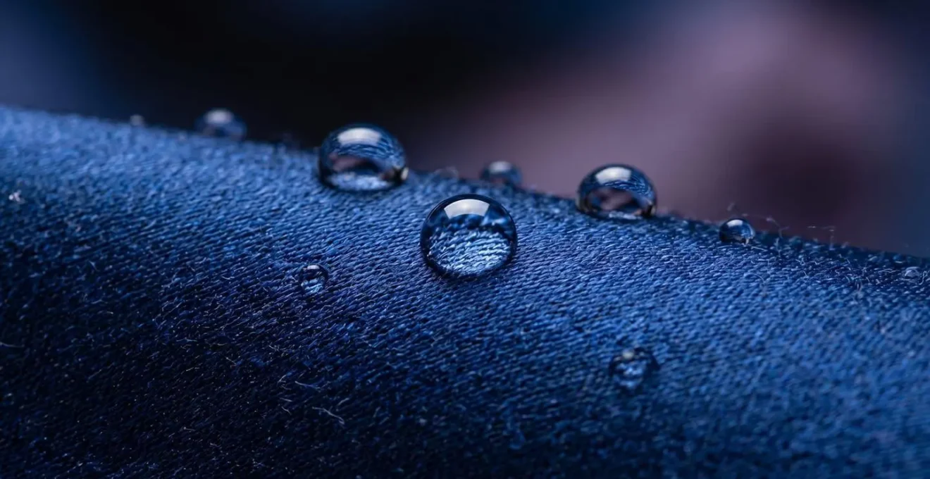 Détail d'une robe de soirée luxueuse en location avec protection anti-tache